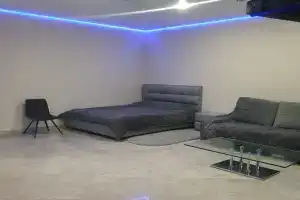 Дизайнерская современная студия в новом доме сердца центра города