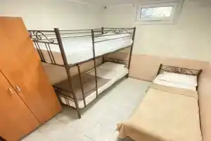 Удобный номер на 3 человека с удобствами на берегу моря, Вардане