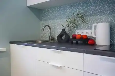 Современная студия Голубая с ванной у озера - 104