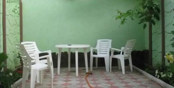 Уютный домик с отдельным небольшим двором - 1