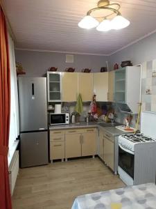 У Кремля - 80