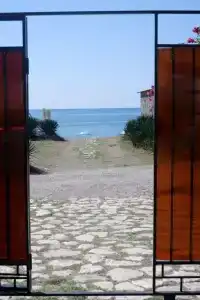 Номера на самом берегу моря - 2