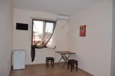 Laura - 2