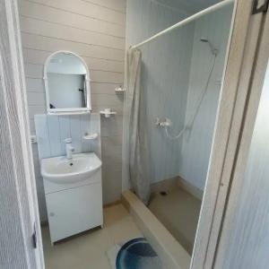 Комфортный гостевой домик с большой верандой - 23