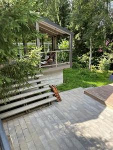 Уютный домик в ёлках - 0