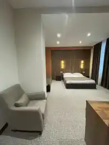 Holliday Inn - 1