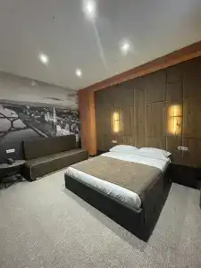 Holliday Inn - 2