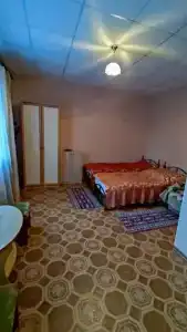 У Лары - 30