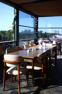 Majestic & Restaurant - 9