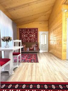 Hayat-Haus - 77