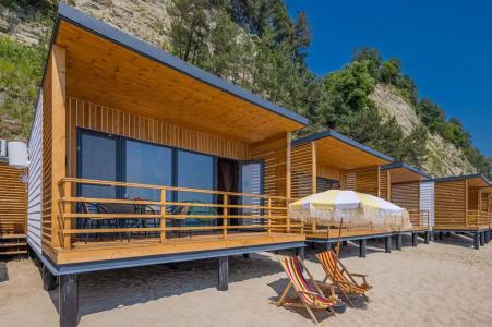 Rich - sandy beach - 1