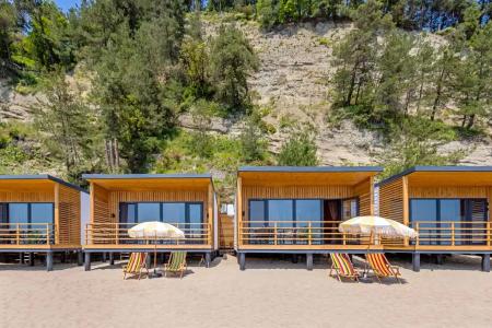 Rich - sandy beach - 2