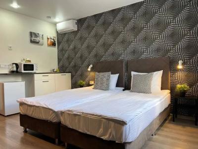 Room 12 - 81