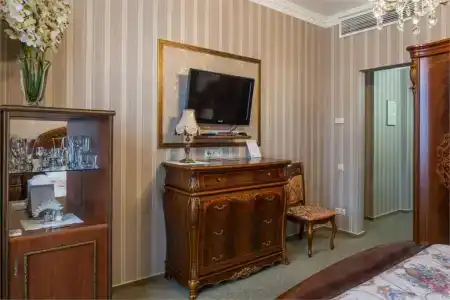 Шери Холл - 38
