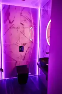 Deep Capsule Hotel - 4
