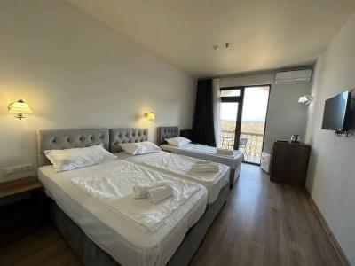 Majestic & Restaurant - 25