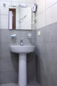 Majestic & Restaurant - 32