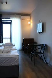 Majestic & Restaurant - 36