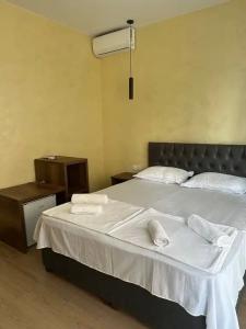 Majestic & Restaurant - 68