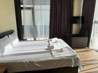 Majestic & Restaurant - 71