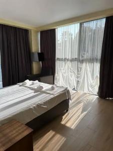 Majestic & Restaurant - 76