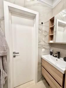 Metro Apartments - 306