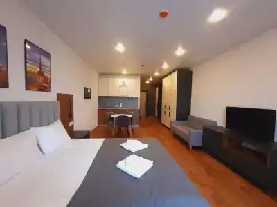 Avenue Apart - 25