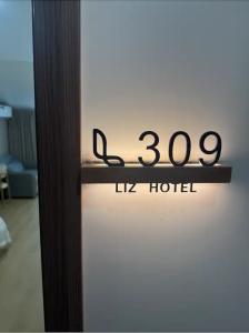 Liz - 28