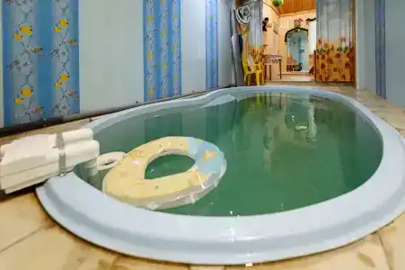 Домик у реки с бассейном и беседкой - 30