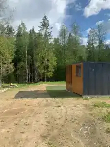 Уютный лесной домик на берегу ручья - 1