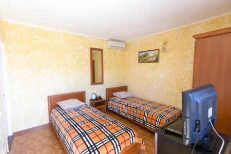 У Юджина - 24