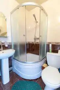 У Юджина - 28