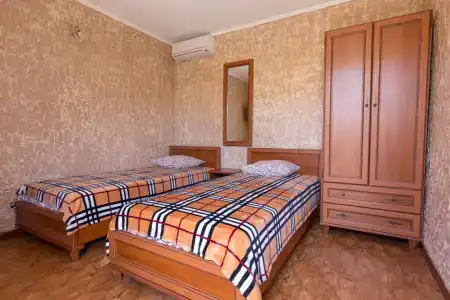 У Юджина - 35