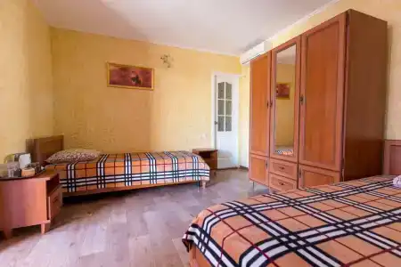 У Юджина - 45