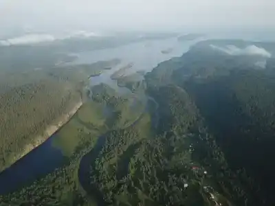 Домик полтора этажа в деревне на берегу. Первая линия - 3