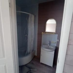 Комфортный гостевой домик с большой верандой - 6