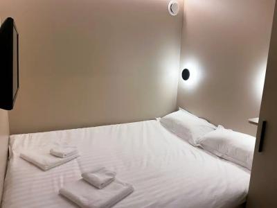 Deep Capsule Hotel - 37