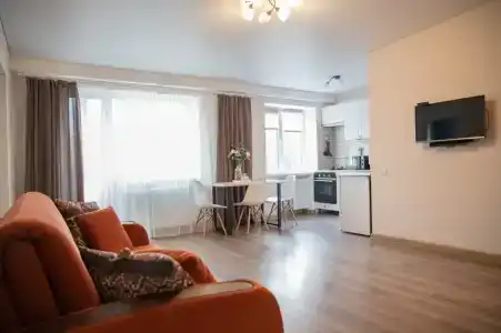 2к в центре, площадь за углом - 25