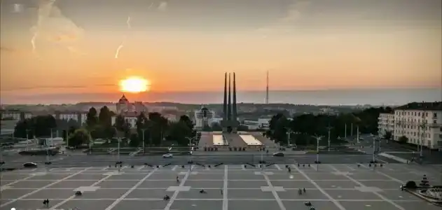 в центре, панорамный вид на площадь Победы и Амфитеатр - 1