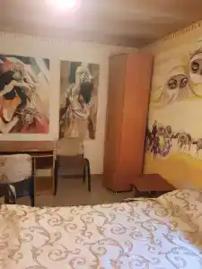 у Ларисы - 48