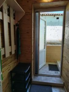Деревянный коттедж в можжевеловой роще - 61