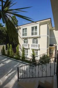 The White Residence - 0