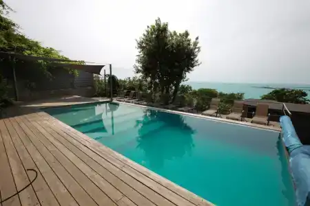 Grey house - 16