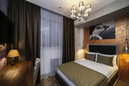 Mia Milano - 24