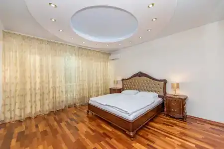 Уютный коттедж в самом центре - 1