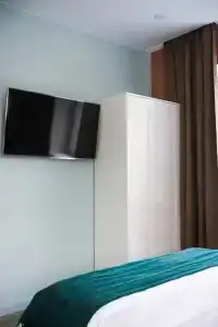 Современная студия Голубая с ванной у озера - 103