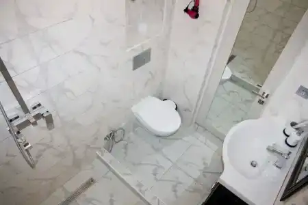 Двухкомнатная студия с эйфелевой башней. В центре. - 12