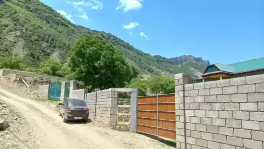 Уютный домик с видом на горы - 0