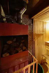 Домик у реки с бассейном и беседкой - 32