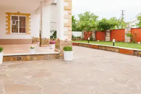 Уютный дом с камином и большим балконом